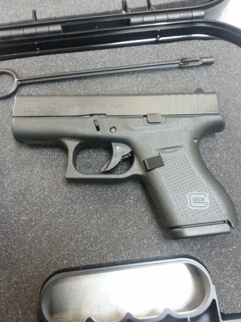 Hola vendo mi GLOCK42.El arma esta guiada con licencia tipo A y se encuentra en Madrid,añado una funda 02