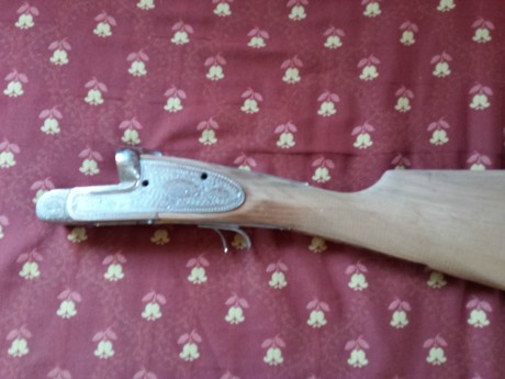 Buenas,  me han regalado una escopeta paralela que está bastante bien de maderas pero tiene una pequeña 120