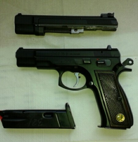 Hola amigos! ya que se muestran tantas armas buenas creo que a los propietarios de una cz 75 se nos tendría 120