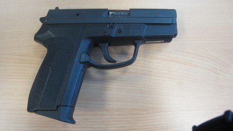 Se vende SIG PRO 2009 del 9 mm pb, con lo siguientes extras:
-Estuche original
-6 cargadores
-Funda Safariland
-Funda 01