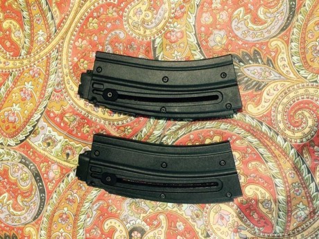 se venden dos cargadores color negros , en perfecto estado sin uso , 20 tiros , calibre 22lr , tiene palanca 00