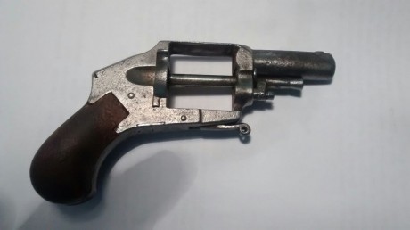 Hola un amigo que vive en Francia me manda unas fotos para ver si alguien conoce este revolver y que calibre 00
