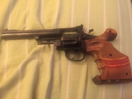 Un compañero del tiro me ha pedido que anuncie este revolver de precision.
Es parecido al 686, sin embargo 01
