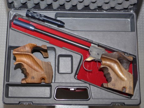 Hola a todos:
Pongo a la venta mi  pistola libre Morini CM 84 E, calibre 22Lr, electrónica.

Dos cachas 02