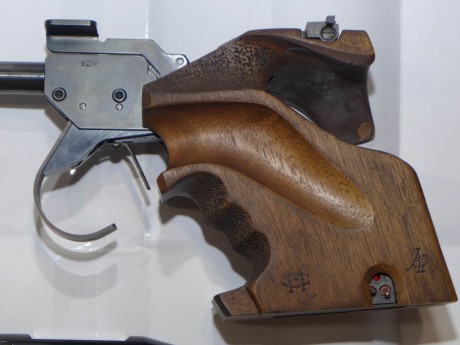 Hola a todos:
Pongo a la venta mi  pistola libre Morini CM 84 E, calibre 22Lr, electrónica.

Dos cachas 00