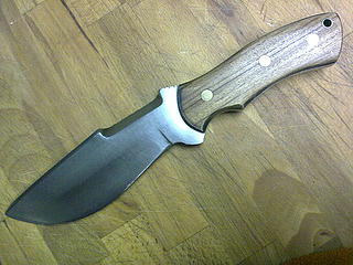 Cuchillo artesanal de Angel Corts.

Largo de la hoja: 160 mm.
Largo total: 290 mm.
Espesor: 10 mm. cerca 01