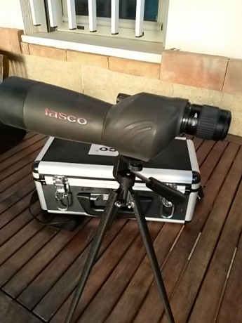 - Telescopio Tasco 15x30x45 con tripode y maleta de transporte, vision muy nitida a 50m estado usado en 10