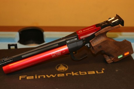Vendo pistola aire comprimido feinwerkbau p34 con 3 botellas , maletín original y llaves de llenado . 02