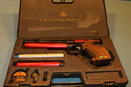 Vendo pistola aire comprimido feinwerkbau p34 con 3 botellas , maletín original y llaves de llenado . 01