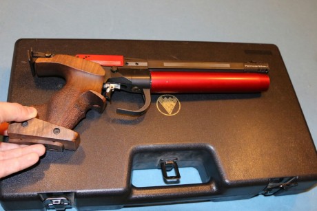 Vendo pistola aire comprimido feinwerkbau p34 con 3 botellas , maletín original y llaves de llenado . 00