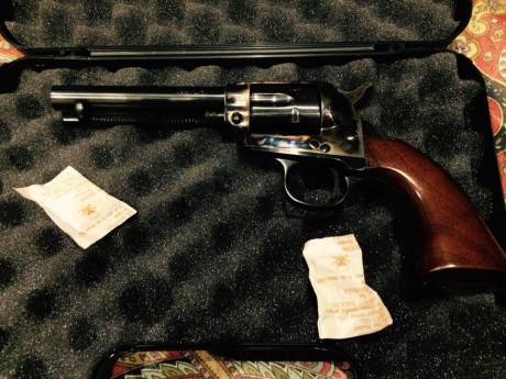 SE VENDE REVOLVER UBERTI , COMO NUEVO , TIRADO 3 TAMBORES , SE ENTREGA CON MALETIN. MUY BIEN CONSERVADO.
PRECIO 01