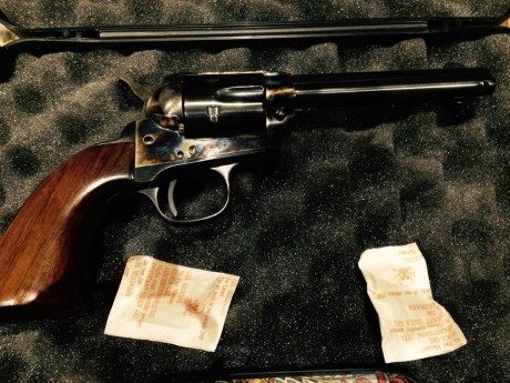 SE VENDE REVOLVER UBERTI , COMO NUEVO , TIRADO 3 TAMBORES , SE ENTREGA CON MALETIN. MUY BIEN CONSERVADO.
PRECIO 00