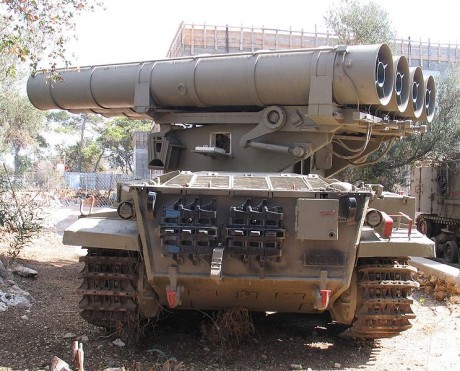me pareció curioso, no lo conocia, sabia del caso en misiles en chasis de sherman pero no este. Creo que 01