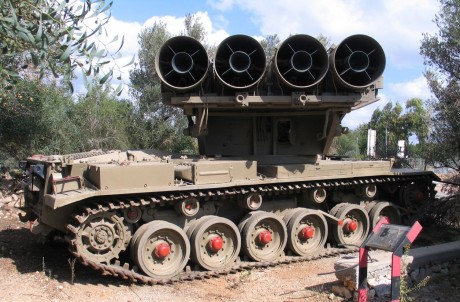 me pareció curioso, no lo conocia, sabia del caso en misiles en chasis de sherman pero no este. Creo que 00