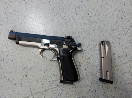 Vendo pistola Llama 87 9mm parabellum. Dispone de estuche, dos cargadores y otro muelle de recuperacion 01