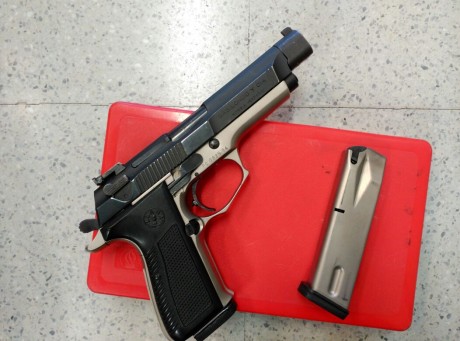 Vendo pistola Llama 87 9mm parabellum. Dispone de estuche, dos cargadores y otro muelle de recuperacion 00