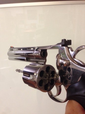 Se vende este fantástico Revolver.

Se trata de un Colt Python de 6", (38 spcl / 357) , de sobra 00