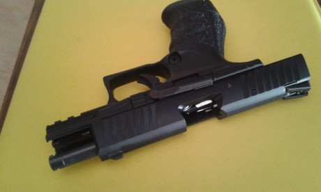 Vendo o cambio,de nuevo, pistola Walther mod. PPQ del 22lr, con dos cargadores, libro, herramientas todo 01