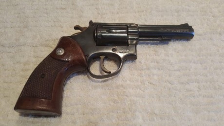 1- Revolver 38' cañon largo Astra. 200eur.

2-Revolver 38' corto Taurus. 100eur.

3-Pistola Beretta 9mm 01