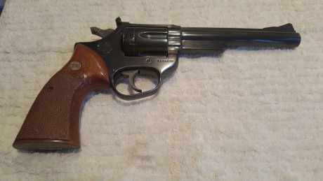 1- Revolver 38' cañon largo Astra. 200eur.

2-Revolver 38' corto Taurus. 100eur.

3-Pistola Beretta 9mm 00