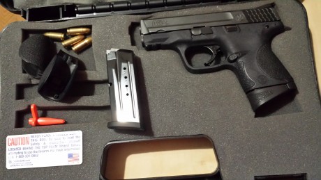 Vendo MP9 compact, calibre 9mm parabelun. Se entrega con su maletín original, libro del arma, tres juegos 00