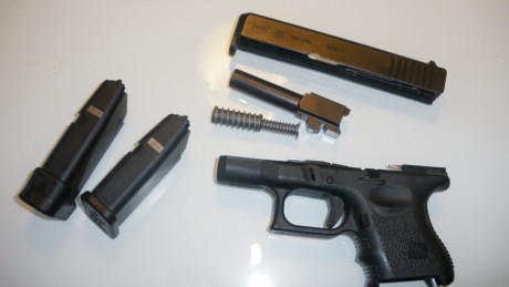 Un compañero del tiro vende su GLOCK 26, guiada en F. Un solo propietario, poco uso.

Se entrega con:

MALETIN 01