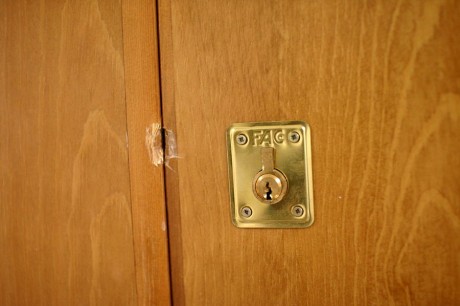 Os adjunto unas fotos de la puerta de mi piso de 60 m2 típico de españoles de clase media-baja con hipoteca 60