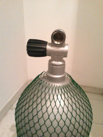 Pongo a la venta botella de 15 litros de 230 bar, adquirida nueva, en perfecto estado y solo utilizada 02