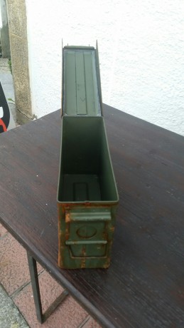 Hoy un amigo encontró esta caja flotando en el mar. El interior está sin oxido, es estanca.
Me podríais 00