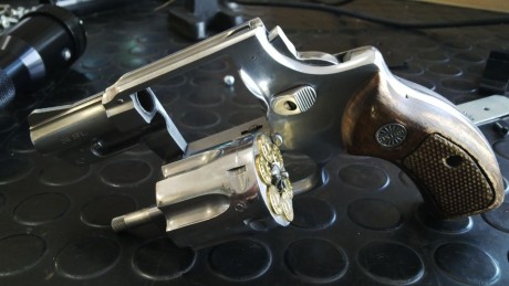 Compro empuñadura  de goma para revolver Astra 680 2".
Adjunto foto del revolver en cuestión.
Contacto 00