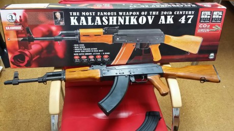 Hola.

Pongo a la venta lo que creo que es una rareza: un AK-47 cybergun de co2 para ballines de acero 00