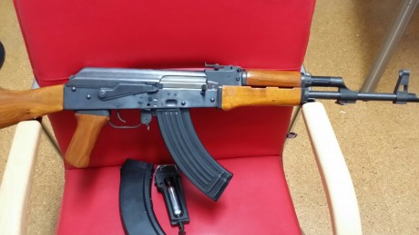Hola.

Pongo a la venta lo que creo que es una rareza: un AK-47 cybergun de co2 para ballines de acero 10
