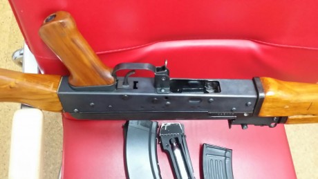 Hola.

Pongo a la venta lo que creo que es una rareza: un AK-47 cybergun de co2 para ballines de acero 22