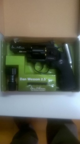  Revolver Airsoft Dan Wesson  con cargador rápido, nuevo a estrenar  80€ portes incluídos / 70 entregas 20