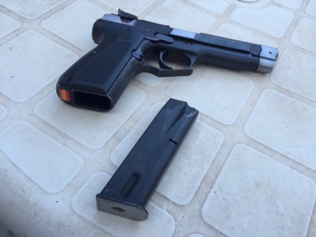 Se vende pistola llama m87. Precio: 245€ con envío incluido.
Se vende beretta 87 target del 22. Precio: 10