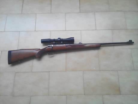 Un rifle Santa Barbará De Luxe, cal. 300wm, encamado en la acción, cañón flotante de 61cm., carril Weaver, 01