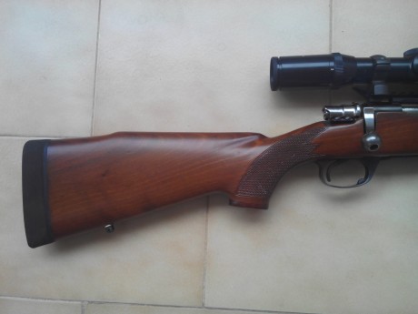 Un rifle Santa Barbará De Luxe, cal. 300wm, encamado en la acción, cañón flotante de 61cm., carril Weaver, 00