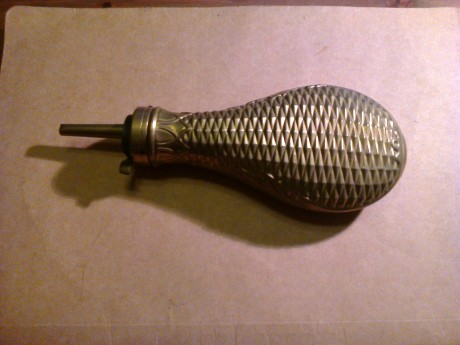 Vendo Polvorera de la marca Pedersoli, tiene unos 18 años de comprada. No se ha usado y no se ha llenado 01