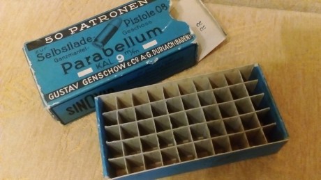 Buenas tardes. 
Vendo esta caja de municion 9p GECO original alemana para P08 , de época.
en buen estado, 00