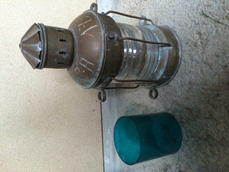 Cambio dos lamparas de mecha antiguas de señalizacion de un buque en muy buen estado con mecha, liquido...!!

Ideales 00