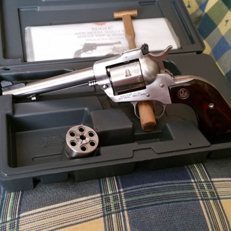 Buenos días.
Ofrezco para venta ( con mucha pena, pero no lo uso  ) mi revolver Ruger Single-Six de acero 01