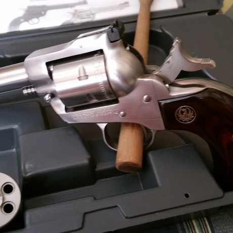 Buenos días.
Ofrezco para venta ( con mucha pena, pero no lo uso  ) mi revolver Ruger Single-Six de acero 00