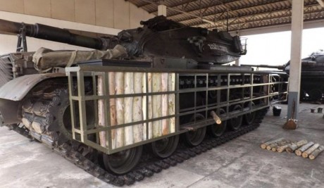 M60 de Tailandia con protección de troncos. Como "toda la vida" :mrgreen: 00