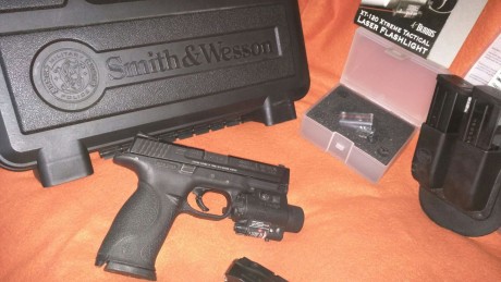   Se vende S&W MP9 calibre 9 Luger.  
Guiada en F. 
Pocos disparos y señales de uso. 
Capacidad 17+1. 00