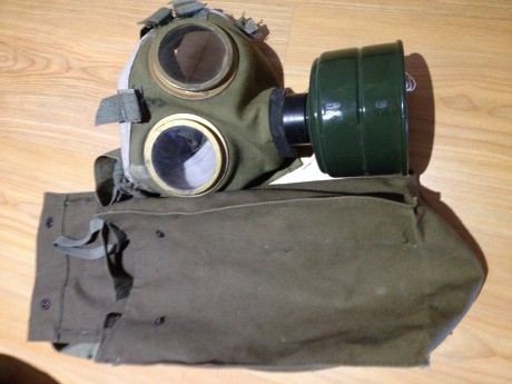 Vaciando trastero
Vendo máscara anti gás húngara (creo)
Precio 15€ con envío / 10€ entrega en Madrid 
En 02