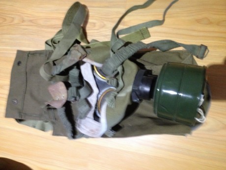 Vaciando trastero
Vendo máscara anti gás húngara (creo)
Precio 15€ con envío / 10€ entrega en Madrid 
En 01