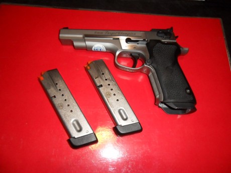 Hola. Un amigo me ha dicho que le ponga a la venta su arma, pues se retira del tiro. 
 
 Pistola Smith 12