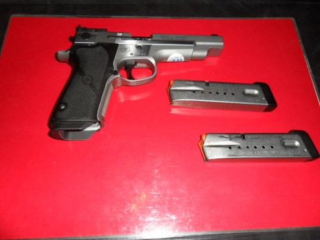Hola. Un amigo me ha dicho que le ponga a la venta su arma, pues se retira del tiro. 
 
 Pistola Smith 11