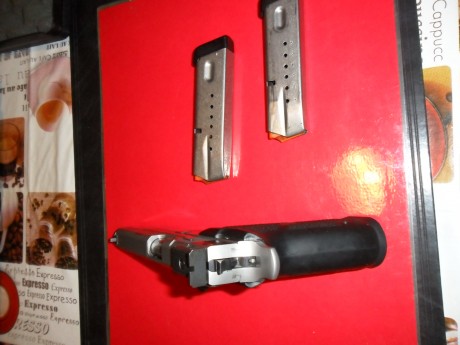 Hola. Un amigo me ha dicho que le ponga a la venta su arma, pues se retira del tiro. 
 
 Pistola Smith 10