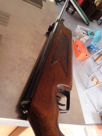 Hola, magnìfica máquina de precisión en estado perfecto de madera y pavón 
 calibre .177 
 precio 140 02